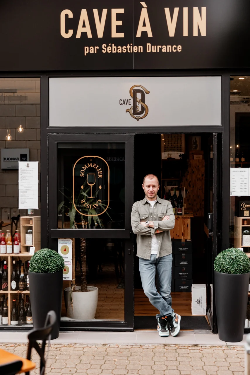 Sébastien Durance devant l'entrée de sa cave