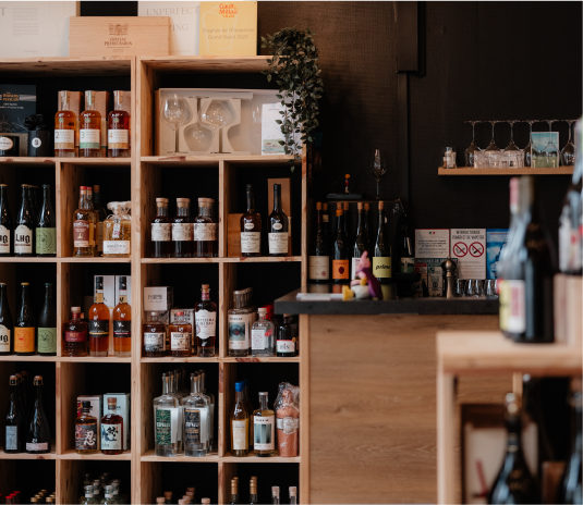 Un présentoir a vins et spiritueux dans l'enceinte de la cave Sébastien Durance